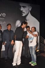 Arjun Rampal at Arjun Rampal_s Alive perfume launch in Mumbai on 12th Jan 2012 (105).JPG